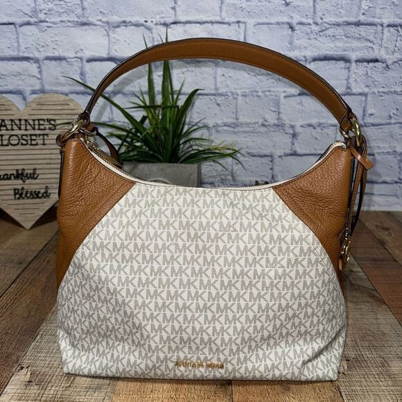 MICHAEL MICHAEL KORS
Signature Aria Large Shoulder Bag - Picture 1 of 14